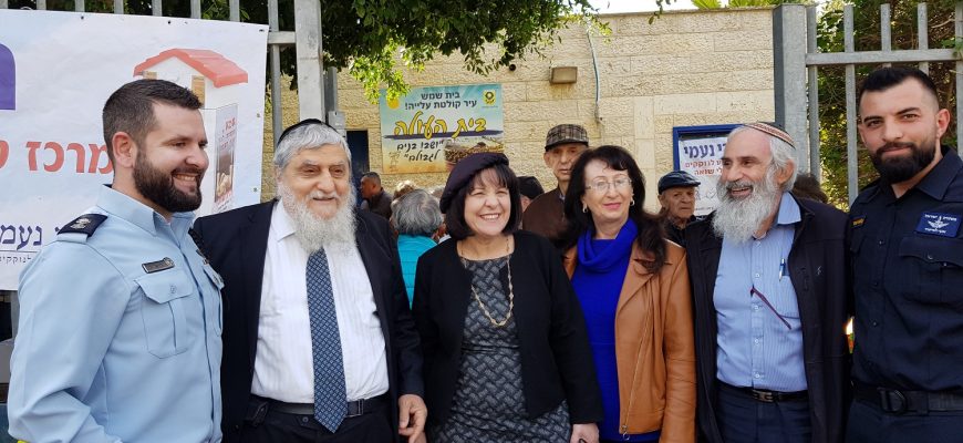 כתבת וידאו: שוטרי משטרת ישראל נרתמו למבצע החורף של ‘חסדי נעמי’ וסייעו לחלוקת אמצעי חימום לקשישים